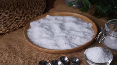 Şeker ikamesi ve müshil olarak kullanılan izolasyon ya da maltitol şeker alkolü.