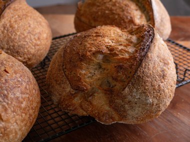 Kafe masasında taze pişmiş ekşi ekmek..