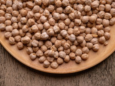 Köy ahşap bir masada çiğ nohut. Nohut arkaplanını kapat. Nohut baklası tohum arkaplanı.