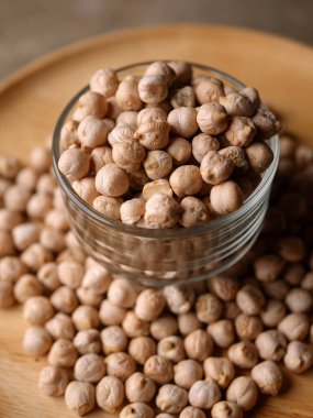 Köy ahşap bir masada çiğ nohut. Nohut arkaplanını kapat. Nohut baklası tohum arkaplanı.