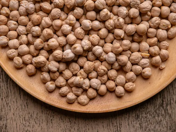 Köy ahşap bir masada çiğ nohut. Nohut arkaplanını kapat. Nohut baklası tohum arkaplanı.
