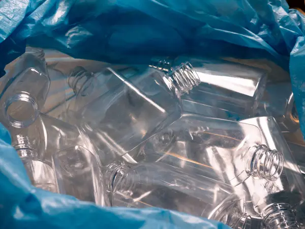 PET Şişelerini Temizle Yeniden İşleme Hazır.