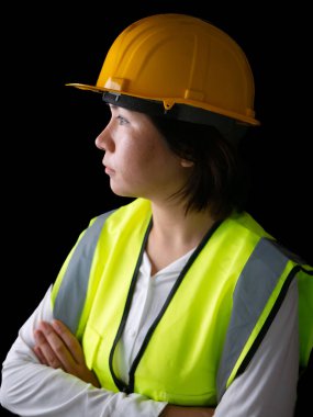 Fabrika kadın işçileri ya da teknisyenler inşaat mühendisi ya da mimari proje yönetimi kolları bağlı duruyor..