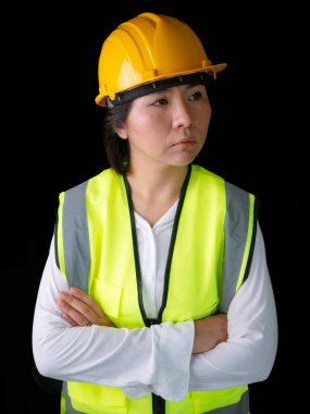 Fabrika kadın işçileri ya da teknisyenler inşaat mühendisi ya da mimari proje yönetimi kolları bağlı duruyor..