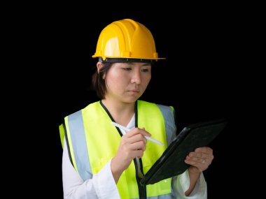 Fabrika kadın işçileri veya teknisyenleri İnşaat mühendisi veya Mimarlık proje yönetimi iş yerinde tableti kullanarak.