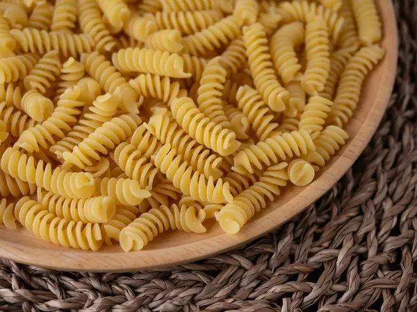 Çiğ Fusilli Spiral makarna desenli arka plan.