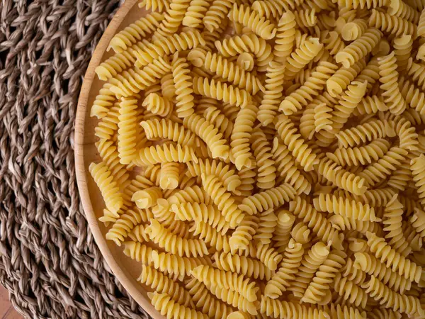 Çiğ Fusilli Spiral makarna desenli arka plan.