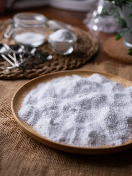 Şeker ikamesi ve müshil olarak kullanılan izolasyon ya da maltitol şeker alkolü.