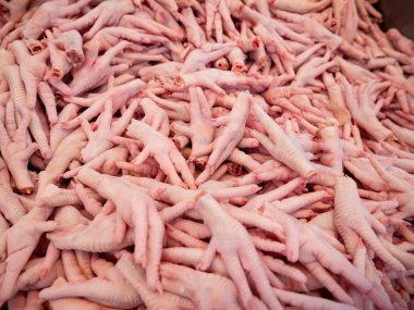 Süpermarket raflarında satılık çiğ tavuk ayağı.