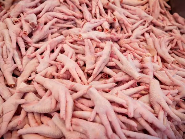Süpermarket raflarında satılık çiğ tavuk ayağı.