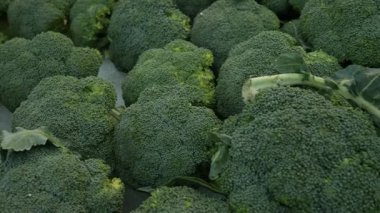 Süpermarket rafında taze organik brokoli..