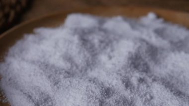 Şeker ikamesi ve müshil olarak kullanılan izolasyon ya da maltitol şeker alkolü.