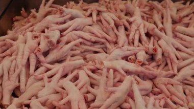 Süpermarket raflarında satılık çiğ tavuk ayağı.