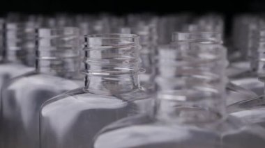 Süreci tamamlamak için plastik içecek şişelerini kapatın.