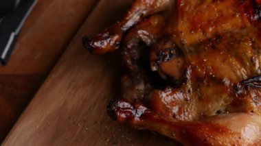 Ahşap masada ızgara ızgara tavuk..