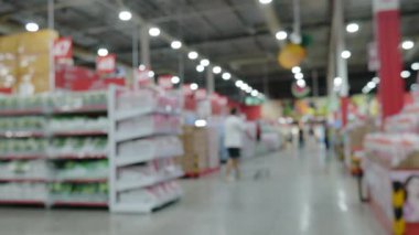 Modern süpermarket depolama arkaplanının bulanık görüntüsü. Odaklanmış bokeh ışığı arka planında hipermarket alışverişi.
