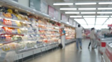 Modern süpermarket depolama arkaplanının bulanık görüntüsü. Odaklanmış bokeh ışığı arka planında hipermarket alışverişi.