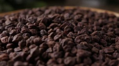 Kala Chana (Kala Chana) sade ahşap bir masa üzerinde çiğ Koyu Kahverengi Nohut. Kuru Balck nohutu (ceci neri) arkaplanı kapat. 