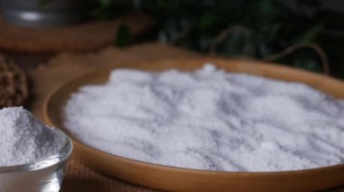 Kala Chana (Kala Chana) sade ahşap bir masa üzerinde çiğ Koyu Kahverengi Nohut. Kuru Balck nohutu (ceci neri) arkaplanı kapat. 