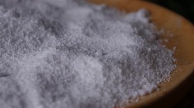 Şeker ikamesi ve müshil olarak kullanılan izolasyon ya da maltitol şeker alkolü.