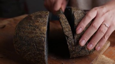 Baker Hand sunar ev yapımı taze pişmiş kömürlü ekşi ekmek. Kırıntılar içeride gösteriliyor.