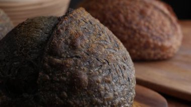 Bir somun taze pişmiş kömürlü ekşi ekmek. Aktif karbonlu siyah ciabatta ekmeği. 