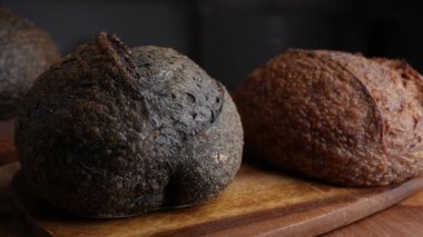 Bir somun taze pişmiş kömürlü ekşi ekmek. Aktif karbonlu siyah ciabatta ekmeği. 