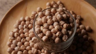 Köy ahşap bir masada çiğ nohut. Nohut arkaplanını kapat. Nohut baklası tohum arkaplanı. 