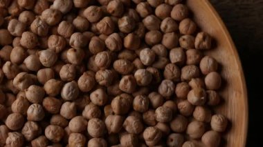 Köy ahşap bir masada çiğ nohut. Nohut arkaplanını kapat. Nohut baklası tohum arkaplanı. 