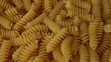 Çiğ Fusilli Spiral makarna desenli arka plan.