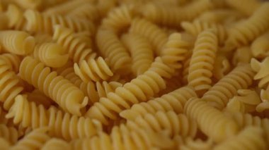 Çiğ Fusilli Spiral makarna desenli arka plan.