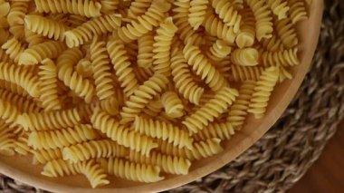 Çiğ Fusilli Spiral makarna desenli arka plan.