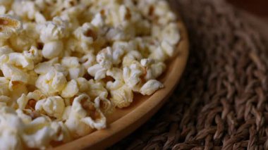 Tahta masada tereyağlı patlamış mısır..