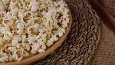 Tahta masada tereyağlı patlamış mısır..