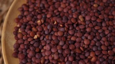 Pişmemiş organik tohumlar koyu kırmızı mercimek.. 