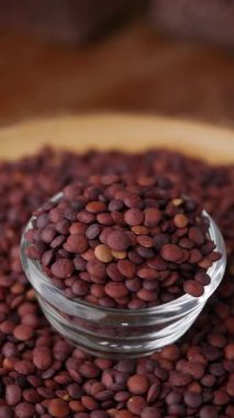 Pişmemiş organik tohumlar koyu kırmızı mercimek.. 