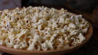 Tahta masada tereyağlı patlamış mısır..