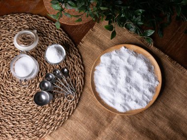 Şeker ikamesi ve müshil olarak kullanılan izolasyon ya da maltitol şeker alkolü.