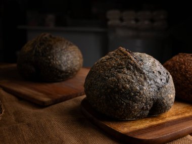 Bir somun taze pişmiş kömürlü ekşi ekmek. Aktif karbonlu siyah ciabatta ekmeği