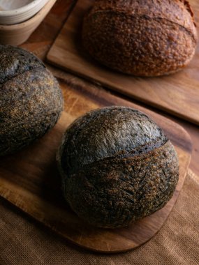 Bir somun taze pişmiş kömürlü ekşi ekmek. Aktif karbonlu siyah ciabatta ekmeği