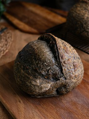 Bir somun taze pişmiş kömürlü ekşi ekmek. Aktif karbonlu siyah ciabatta ekmeği