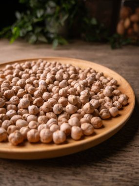 Köy ahşap bir masada çiğ nohut. Nohut arkaplanını kapat. Nohut baklası tohum arkaplanı.