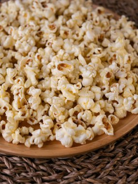 Tahta masada tereyağlı patlamış mısır..