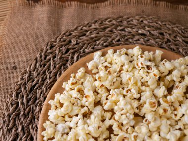 Tahta masada tereyağlı patlamış mısır..