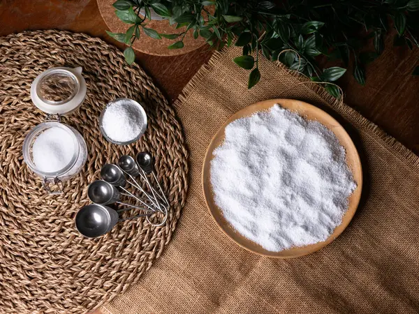 Şeker ikamesi ve müshil olarak kullanılan izolasyon ya da maltitol şeker alkolü.