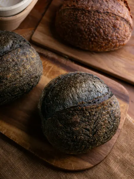 Bir somun taze pişmiş kömürlü ekşi ekmek. Aktif karbonlu siyah ciabatta ekmeği
