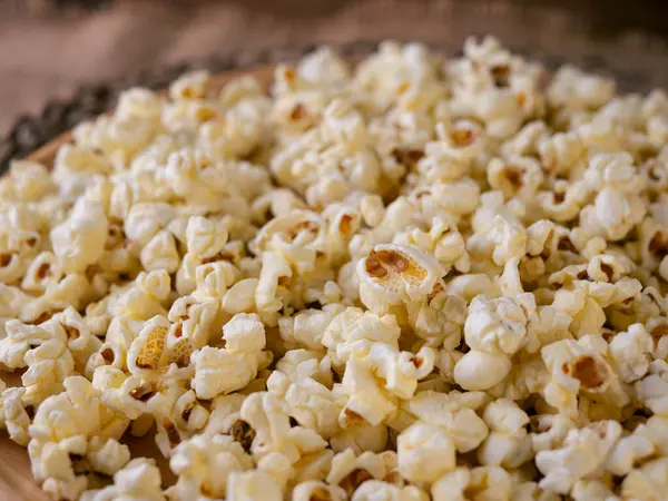 Tahta masada tereyağlı patlamış mısır..