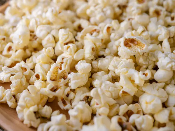 Tahta masada tereyağlı patlamış mısır..