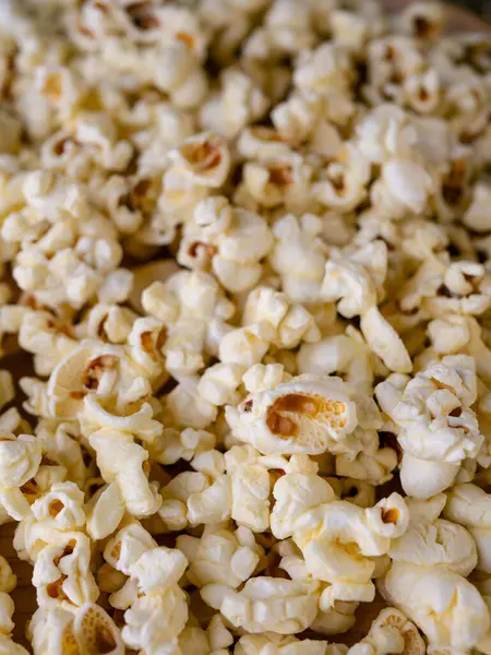 Tahta masada tereyağlı patlamış mısır..