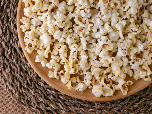 Tahta masada tereyağlı patlamış mısır..